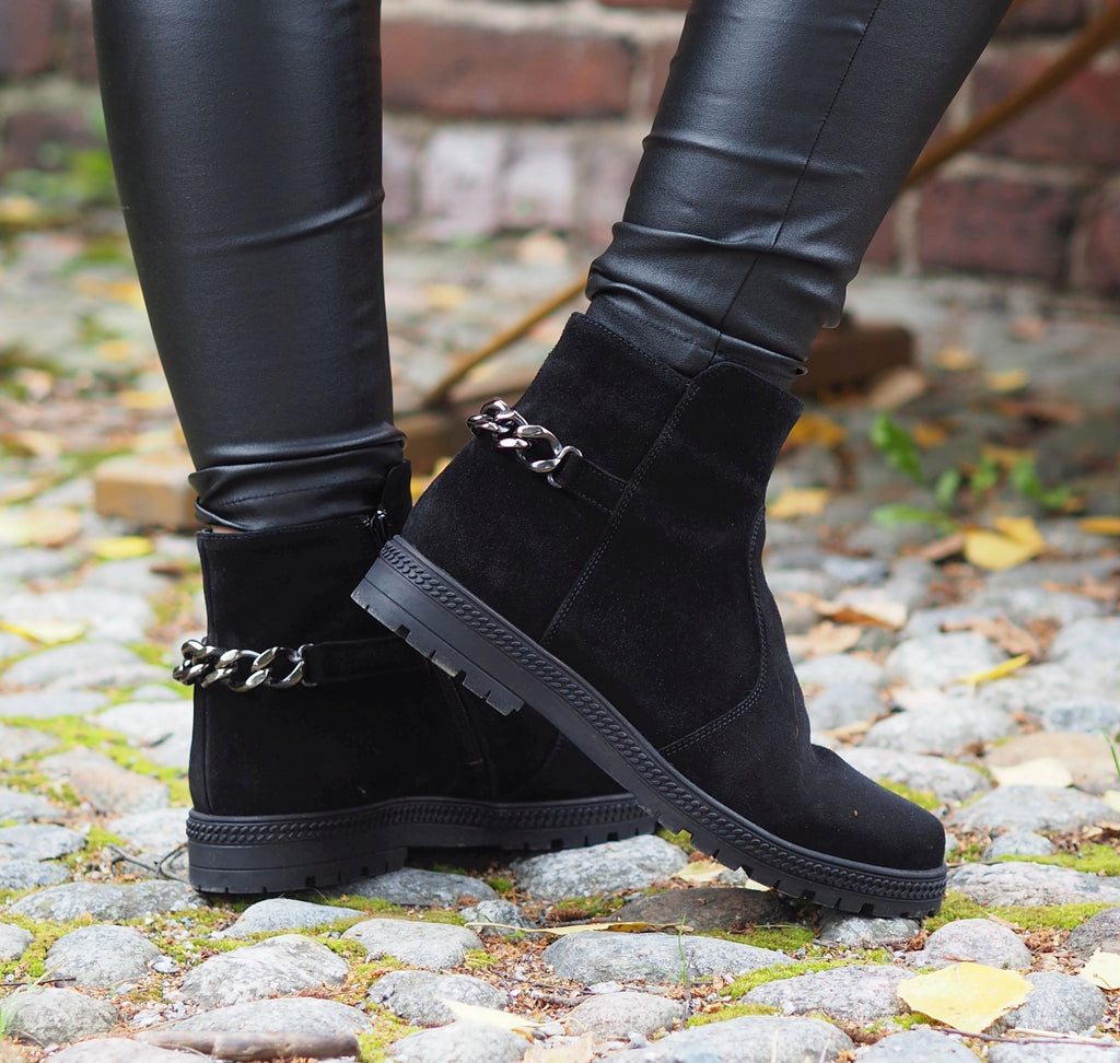 Sara chain boot suede